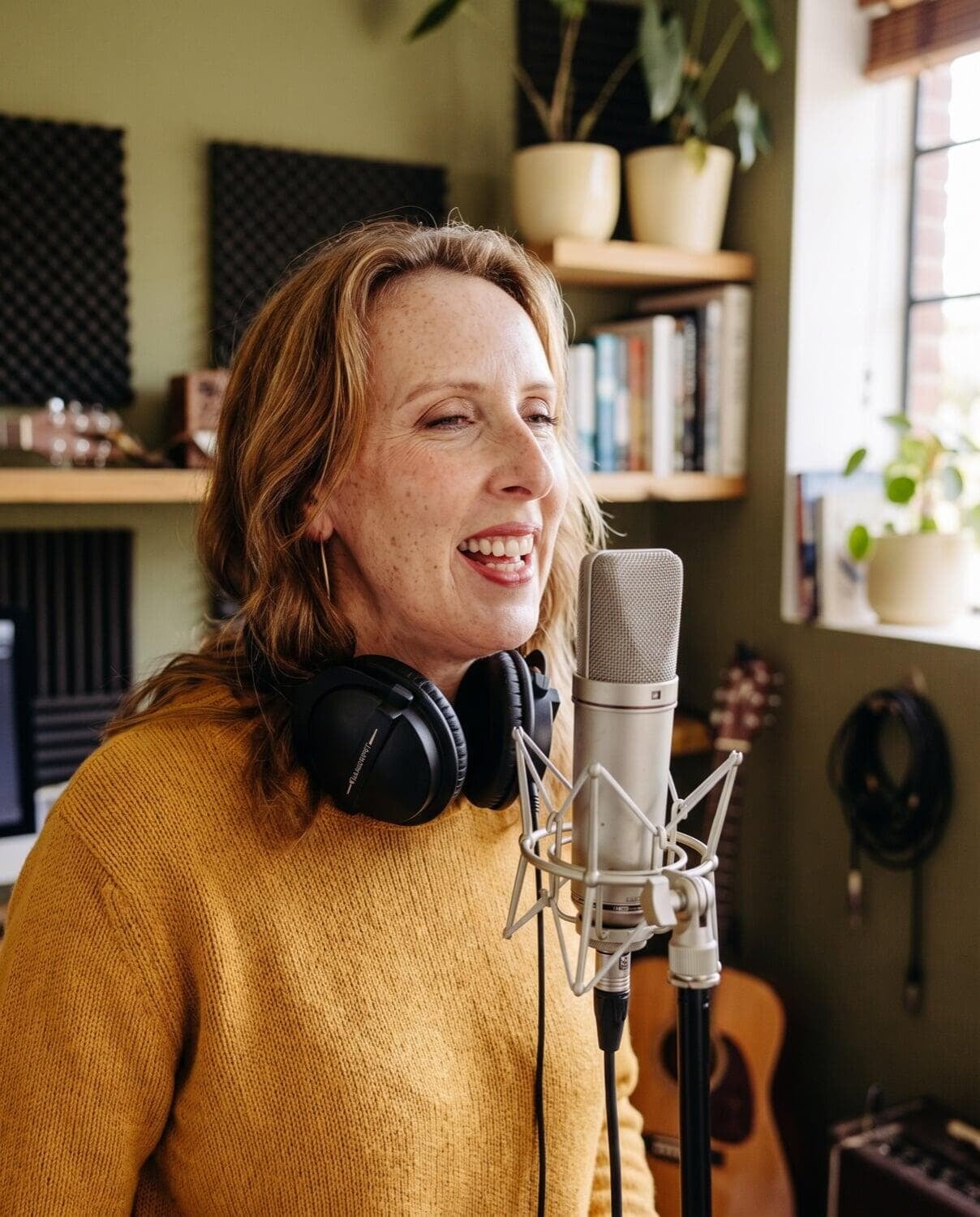 KI-Bild: Annick singt in ein Studiomikrofon