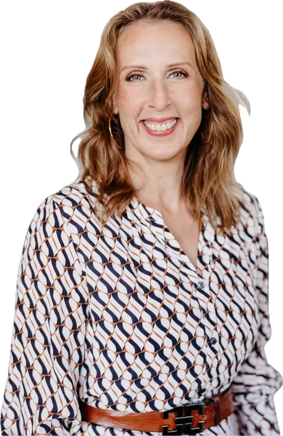 Annick Weikert lächelt direkt in die Kamera, sie trägt eine gemusterte Bluse mit braunem Gürtel