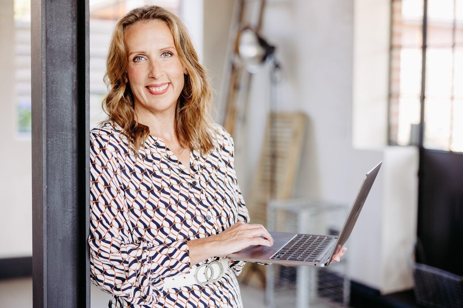 Annick Weikert mit Laptop